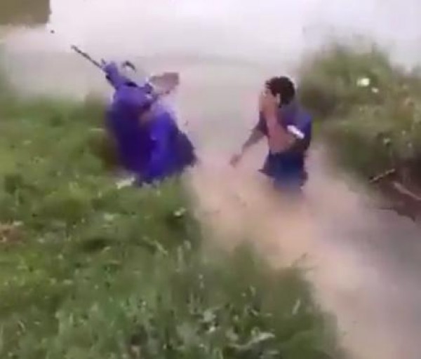 حركة خاطئة كادت أن تقتل صديقه غرقا