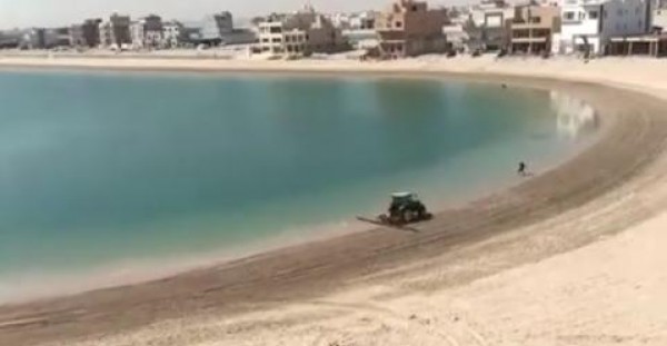 شاهد كيف يتم تنظيف الشاطئ في دبي