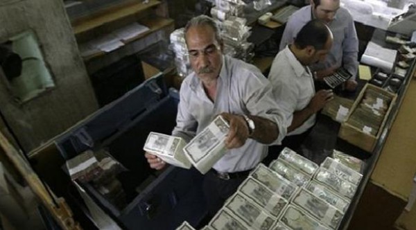 مصر: الجنيه يواصل التراجع أمام الدولار رغم تشدد البنك المركزي