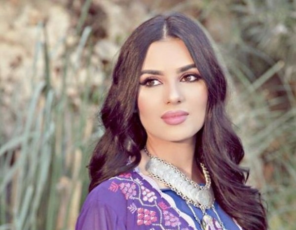 لينا قيشاوي تنشر صورة من طفولتها وتقول لأهلها الله يسامحكم عالتسريحة