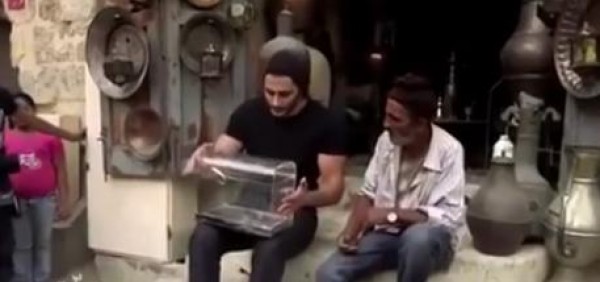 شاهد كيف ساعد لاعب الخفة أحمد البايض أحد الفقراء