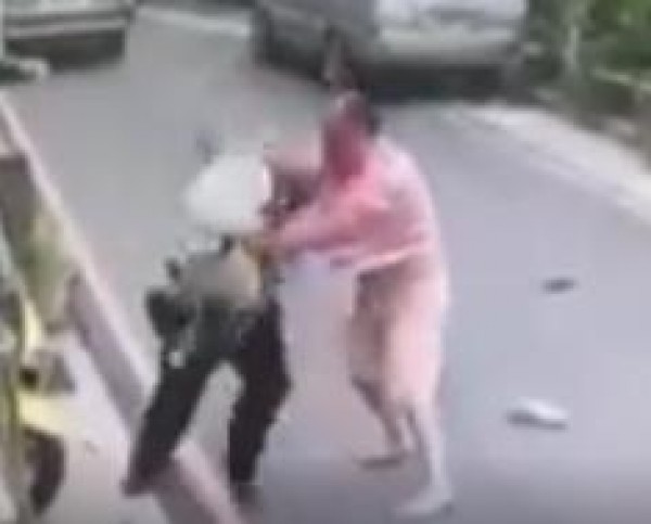 مخمور يهاجم شرطي مرور بساطور في وضح النهار