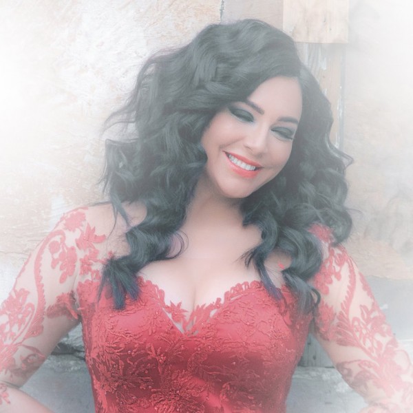 سلاف فواخرجي تأكل الفلافل على الطريق مع شقيقها بدمشق