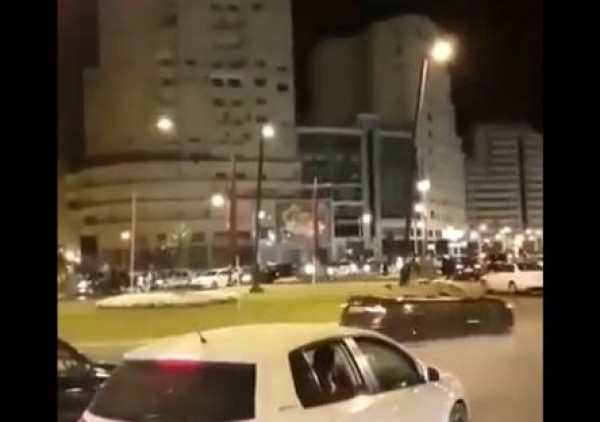 متهورون يقطعون طريق رئيسية من أجل التفحيط !