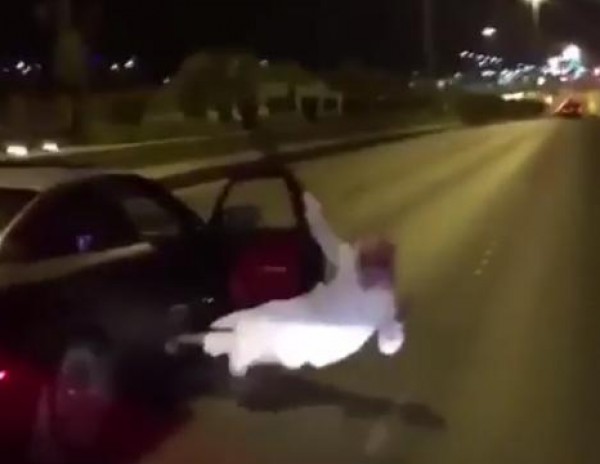 شاهد كيف تكون مغامرات الشباب في السعودية أثناء قيادة السيارات