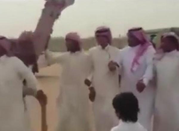 هذا ما حصل مع جمل بعد سماعه لصوت مجموعة من الشباب أثناء الغناء