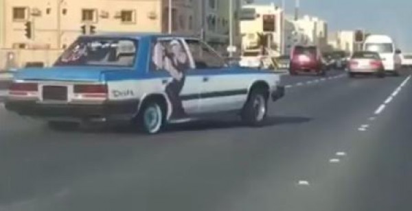 بعد بدء بالتفحيط ...إصطدام بسيارة الشرطة