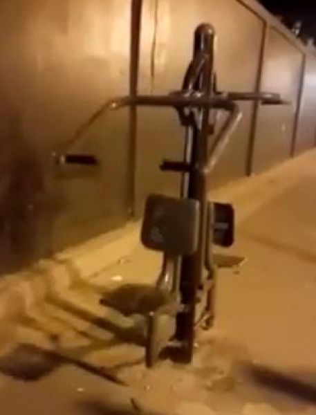 جني يستخدم ألة رياضية وسط الشارع