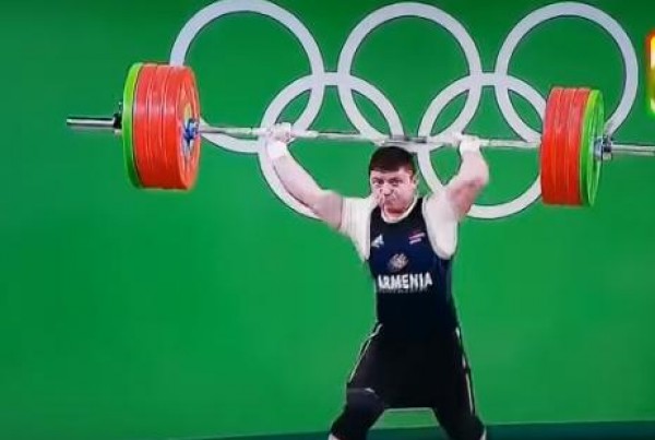 إصابة خطيرة في لعبة رفع الأثقال في ريو البرازيل 2016