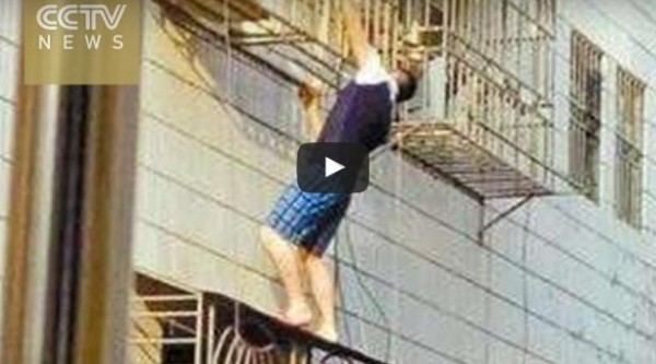 بالفيديو: رجل يتسلق ستة طوابق