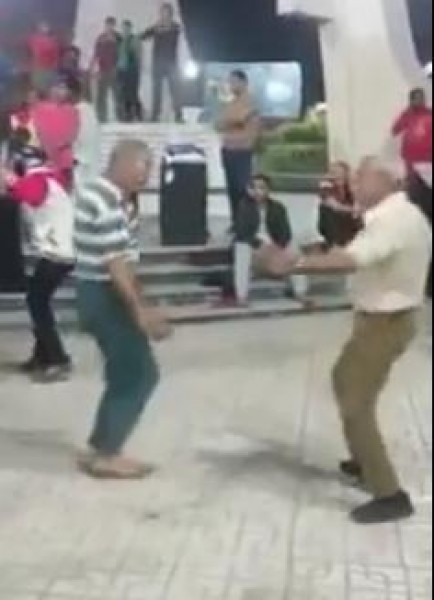 عندما يشارك كبار السن في حفلات الشباب الراقصة