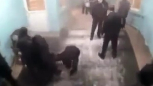 مسن يتغلب على عصابة مسلحة بقوة ذراعه