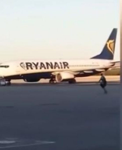 مسافر يحاول اللحاق بالطائرة قبيل إقلاعها