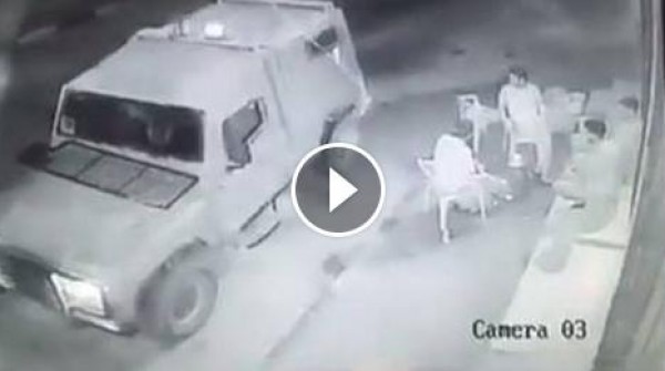 شاهد ماذا فعلت قوات الإحتلال بمجموعة من الشباب أثناء سهرهم في أحد الشوارع
