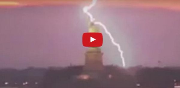 صاعقة تضرب تمثال الحرية في نيويورك