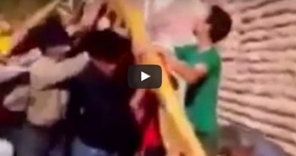بالفيديو:شاهد مواطنين تجمعوا لرفع عمود كهربائي فصعقتهم الكهرباء جميعاً
