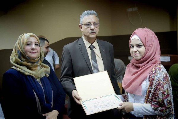 محافظ طولكرم يسلم مكرمة الرئيس محمود عباس لأوائل طلبة التوجيهي على مستوى المحافظة