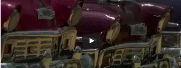 حرفي من كوبا يصنع نسخا مصغرة من السيارات الكلاسيكية
