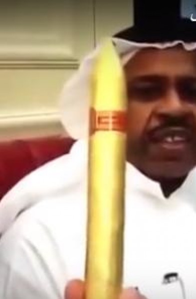 خليجي يدخن سجائر من ذهب