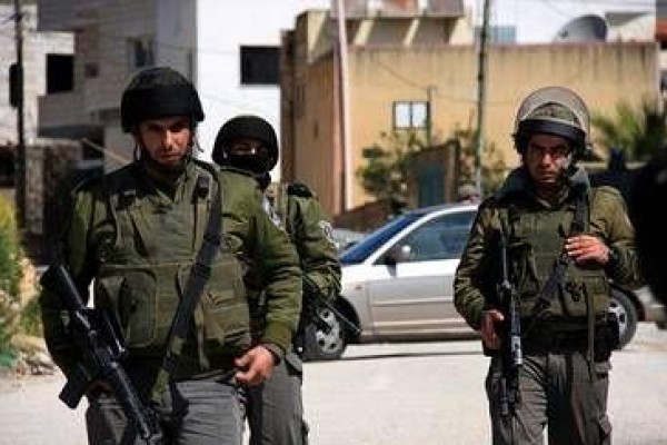 قوات الاحتلال تعتقل شابا شرق طولكرم