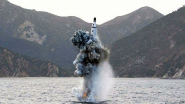 كوريا الشمالية تطلق صاروخا بالستيا من غواصة في البحر
