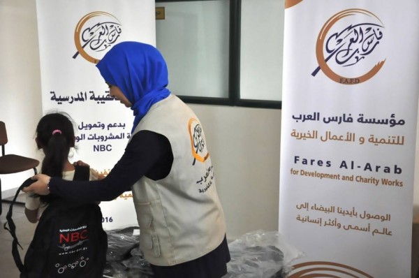 فارس العرب تقوم بتوزيع حقائب مدرسية للأطفال بدعم من شركة المشروبات الوطنية