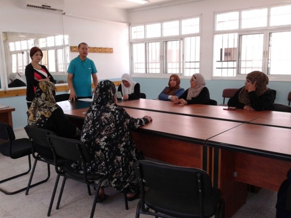 مفوضية رام الله والبيرة و " العلاقات العامة " تنظمان محاضرة للمركز النسوي في الأمعري