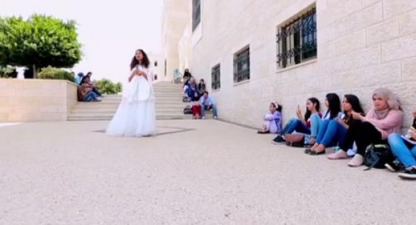 (فيديو) حدث في فلسطين .. فتاة تطلب يد شاب امام الناس في بيرزيت !!