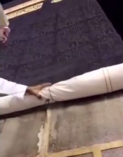 تغير كسوة الكعبة قبل بدء موسم الحج