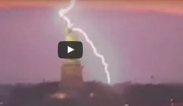 صاعقة تضرب تمثال الحرية في نيويورك