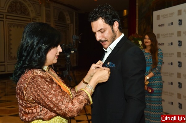 بالصور: باسل خياط يتسلم ياسمينة دمشقية من الألماس هدية لعطائه الفني