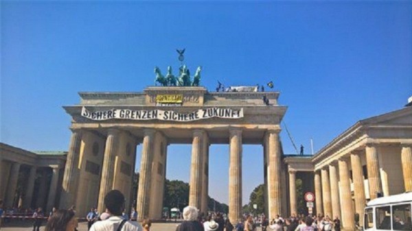 نشطاء اليمين المتطرف يحتجون على سياسة الهجرة وسط برلين