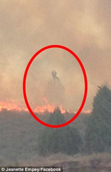 بالصور.. امرأة ترصد "عفريتا" وسط نيران حريق مزرعتها