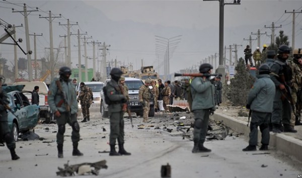 مصرع وإصابة 11 شخصا في انفجار قنبلة بوسط أفغانستان