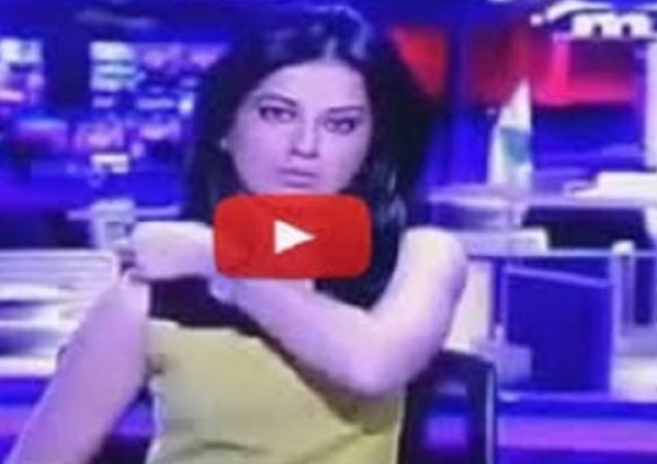 مذيعة لم تنتبه أنها على الهواء شاهد ماذا فعلت