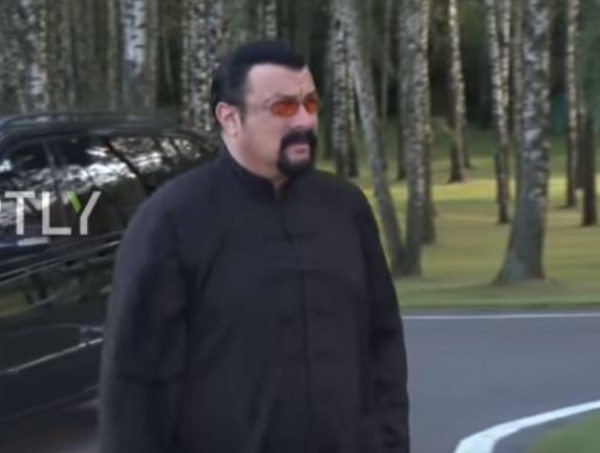 شاهد ماذا فعل ستيفن سيجال في بيلاروسيا