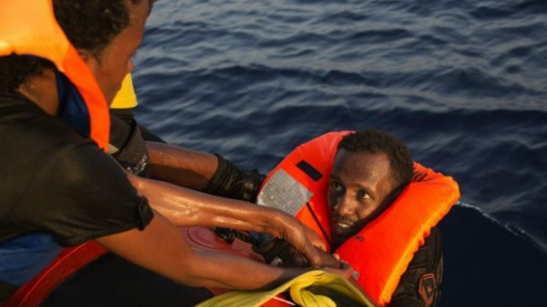 إنقاذ آلاف المهاجرين قبالة السواحل الليبية