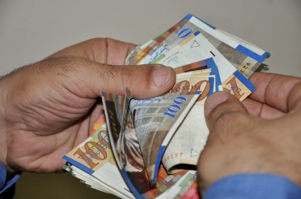 بحد أقصى 2700 دولار : المالية بغزة تصدر توضيحًا حول تسوية المنحة القطرية مع رواتب الموظفين