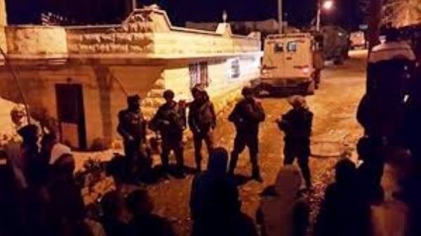 الخليل: قوات الاحتلال تغلق إذاعة "السنابل" وتعتقل 5 من موظفيها