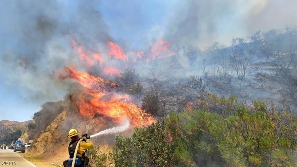 إجلاء المئات بسبب حريق غابات شرق لوس أنجليس