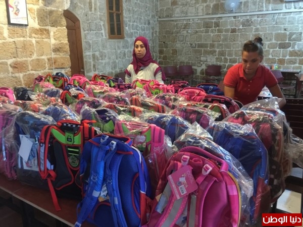مؤسسة القلم في عكا توزّع الحقائب المدرسية والقرطاسية على العائلات المحتاجة في المدينة