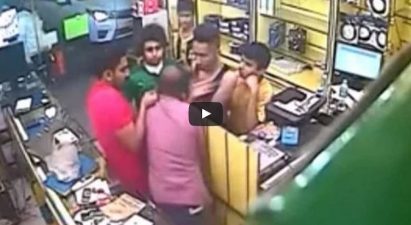 كاميرا مراقبة ترصد لحظة اعتداء سعوديين على عامل هندي