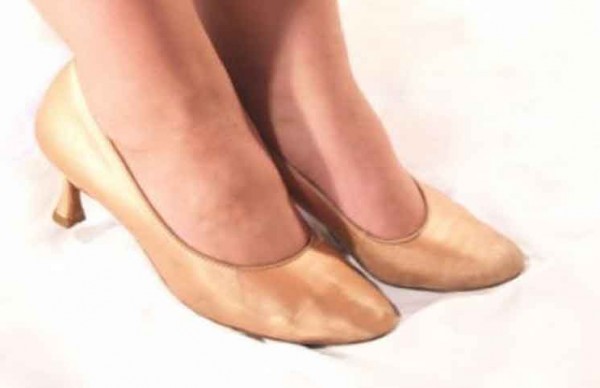 زوجة عن حماتها: أجبرتني على تقبيل قدميها تحت تهديد السلاح