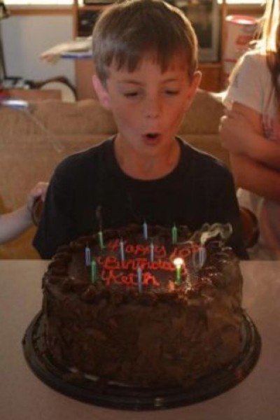 ليس سرطان .. أم رأت شيئا غريبا على ركبة ابنها بعدها بأسبوعين فقط توفي الطفل!