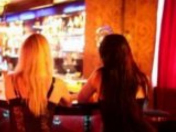 المغرب: عاهرات يقفزن من الطابق الثاني لمبنى بسبب "طرق مشبوه على الباب"