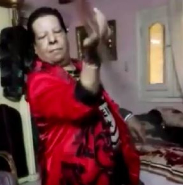 شعبولا يرقص "بالسيف" إحتفالا بفك الجبس