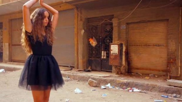 بالفيديو: فتاة ترقص باليه في شارع شعبي في مصر… شاهد هل تفاعل الناس معها؟!