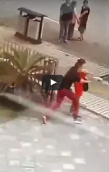 شاب ينقذ فتاة حاولت ذبح نفسها بسكين وسط المارة
