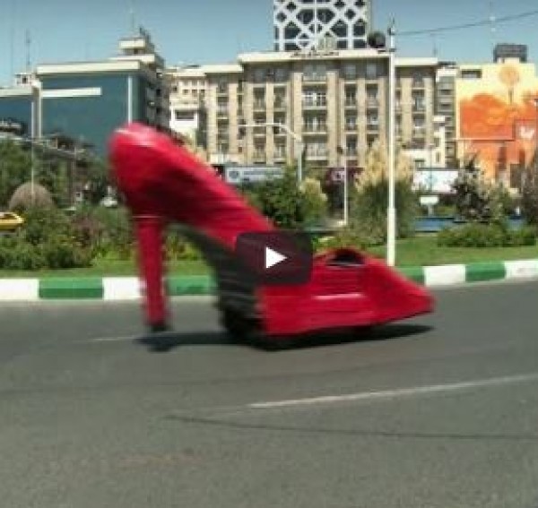حذاء يتجول في شوارع طهران