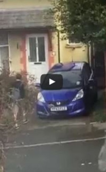 شاب ينفذ مقلبًا في صديقه ويرسله إلى جاره بدلًا من منزله
